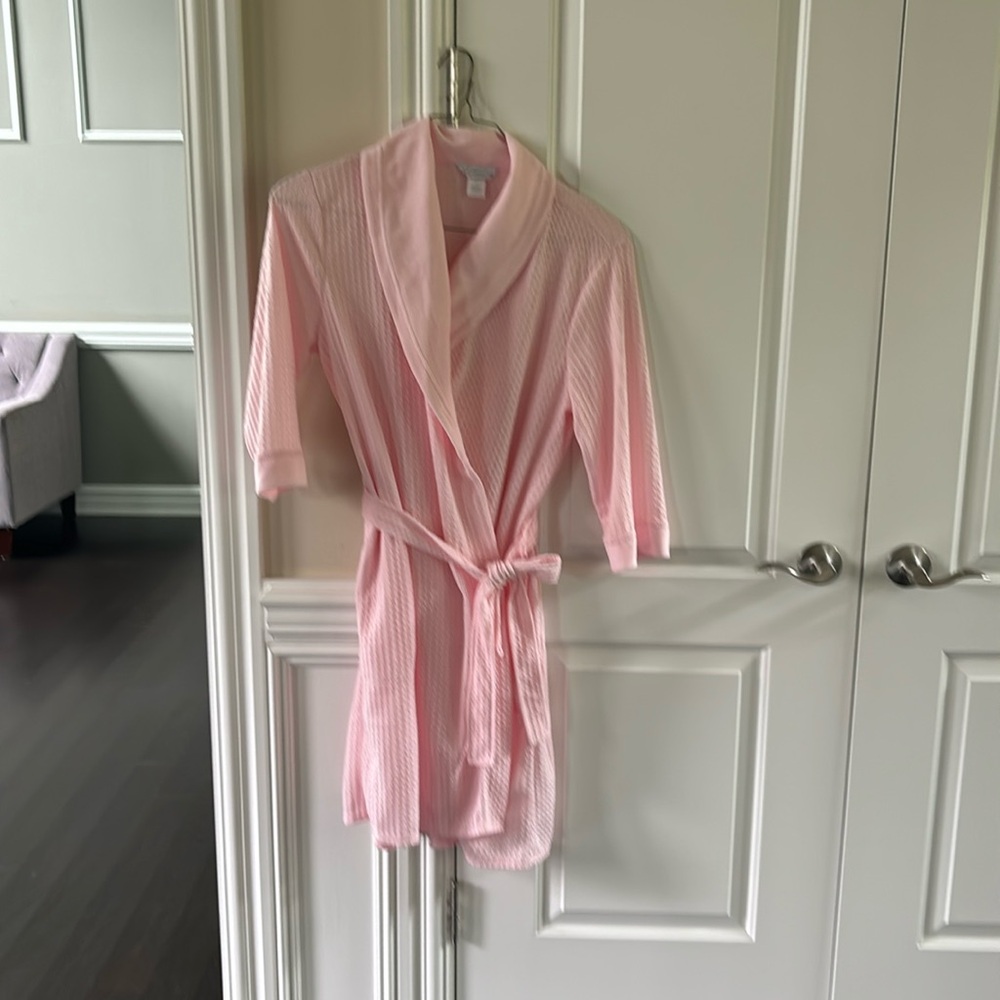 NWOT women’s size large pink waffle weave robe.